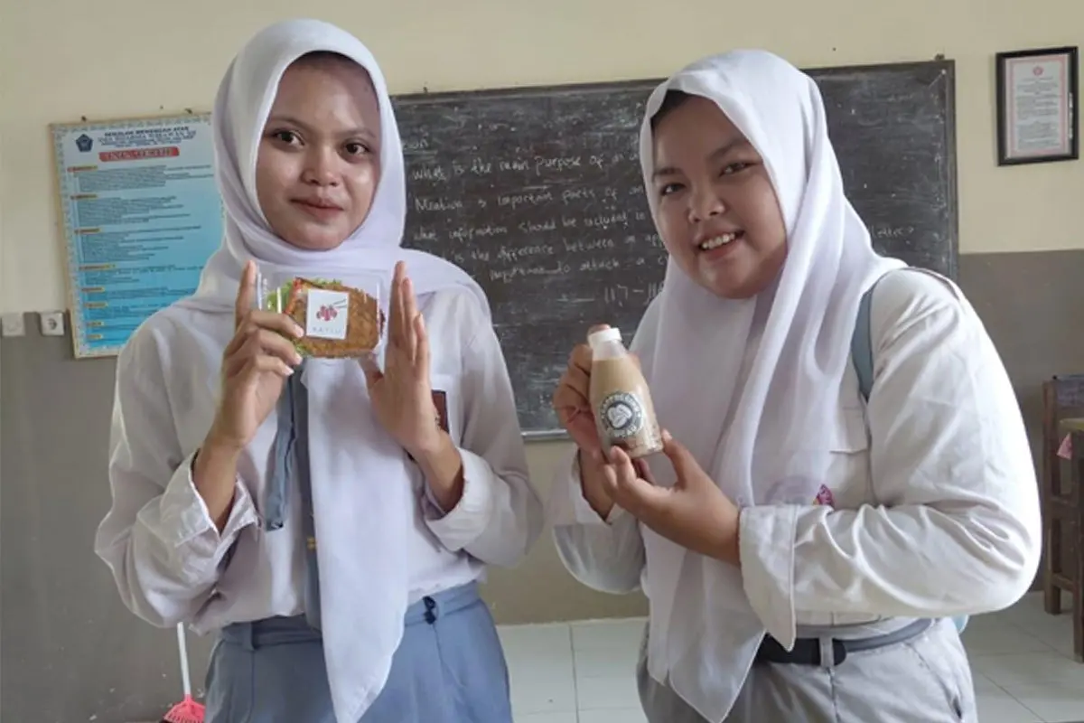 Asah Jiwa Entrepreneur, Siswa SMA Dharma Wirawan XII Gedangan Pasarkan Produk Kreatif ke Sekolah Mitra