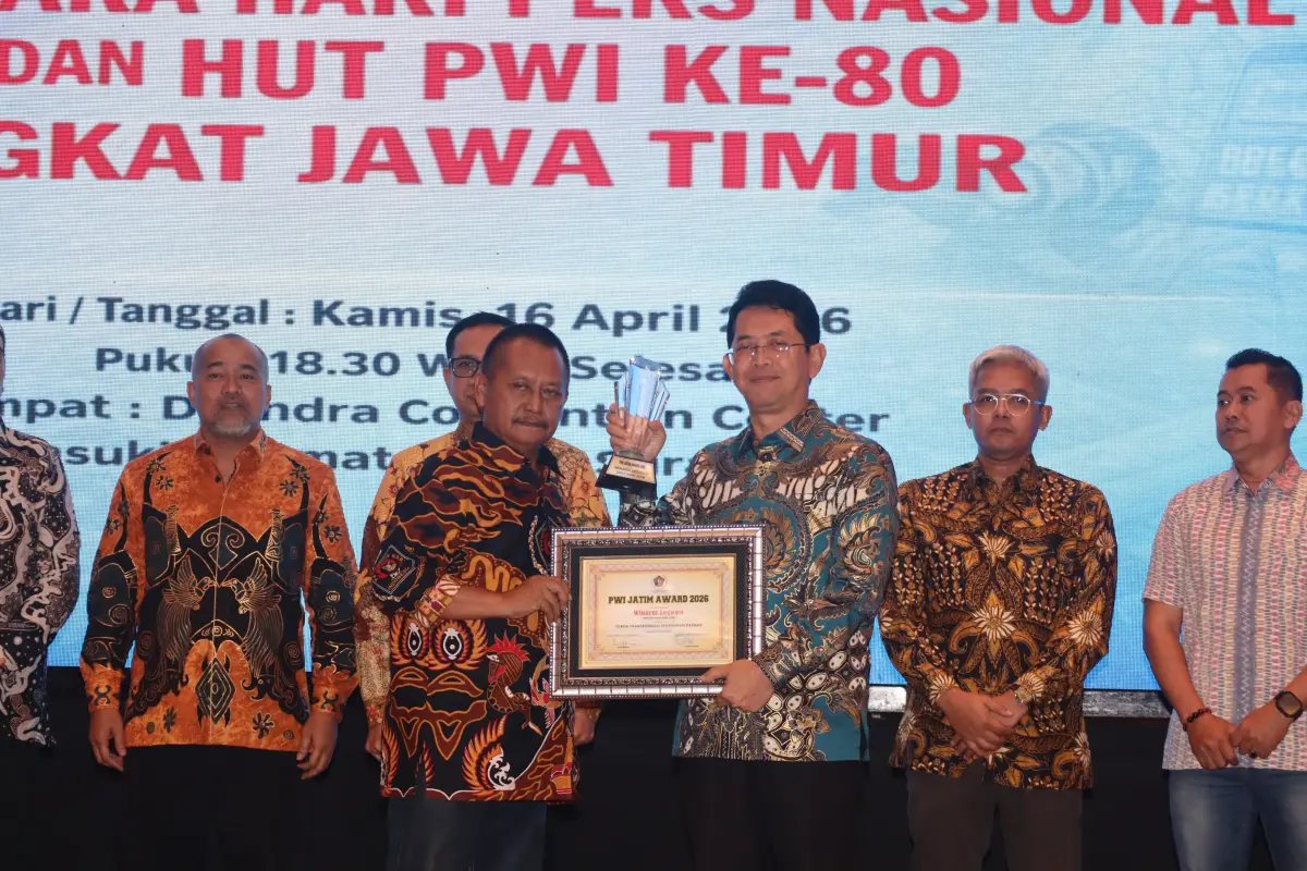 Sukses Lakukan Transformasi Perbankan, Dirut Bank Jatim Raih Penghargaan dari PWI Jatim