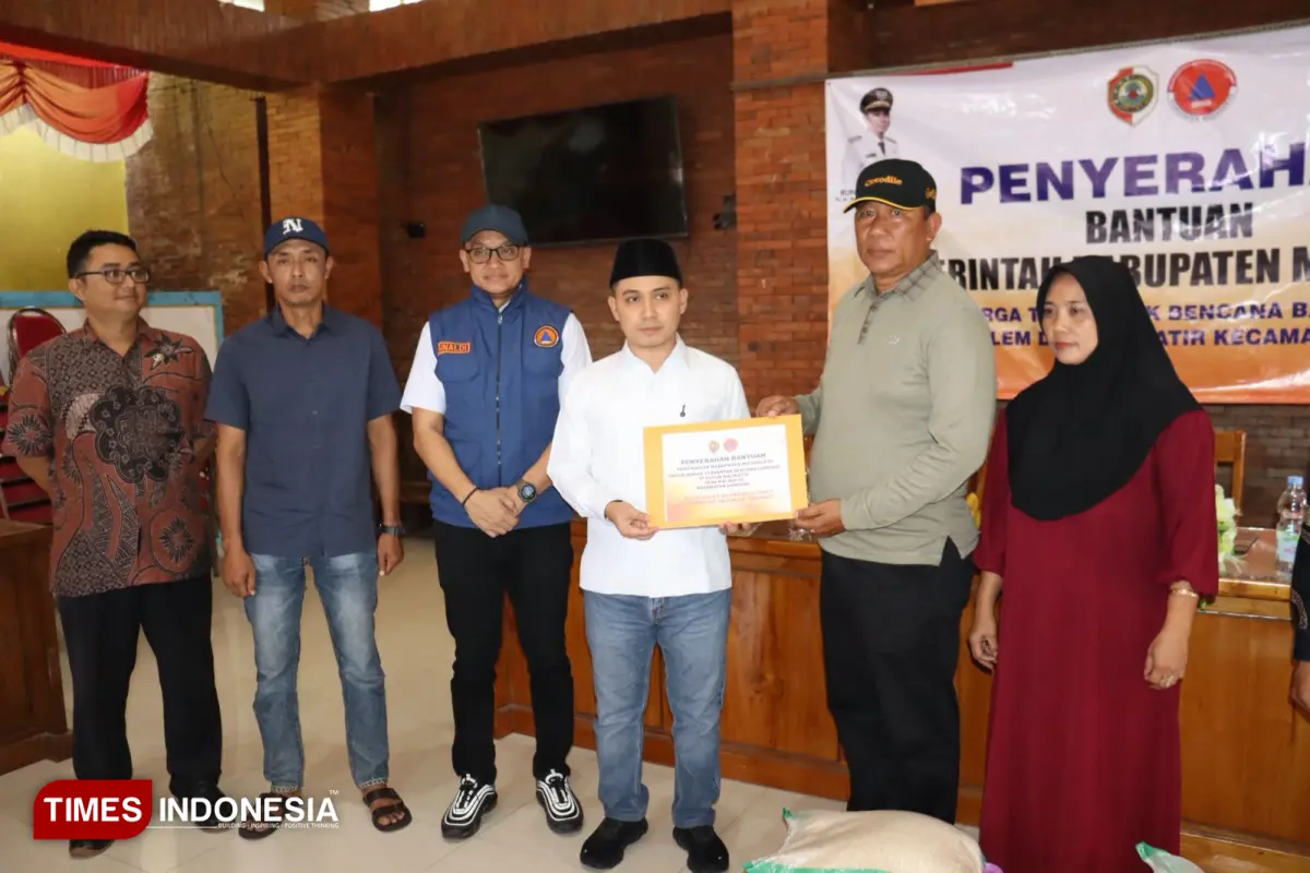 Warga Terdampak Tanah Longsor di Kabupaten Mojokerto Terima Bansos