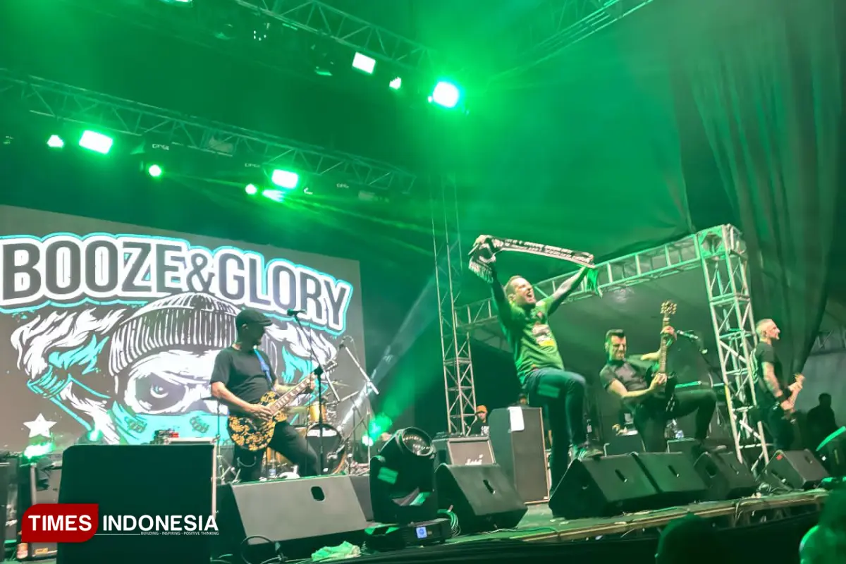Booze & Glory Satukan Spirit West Ham dan Militansi Tribun Suporter Surabaya