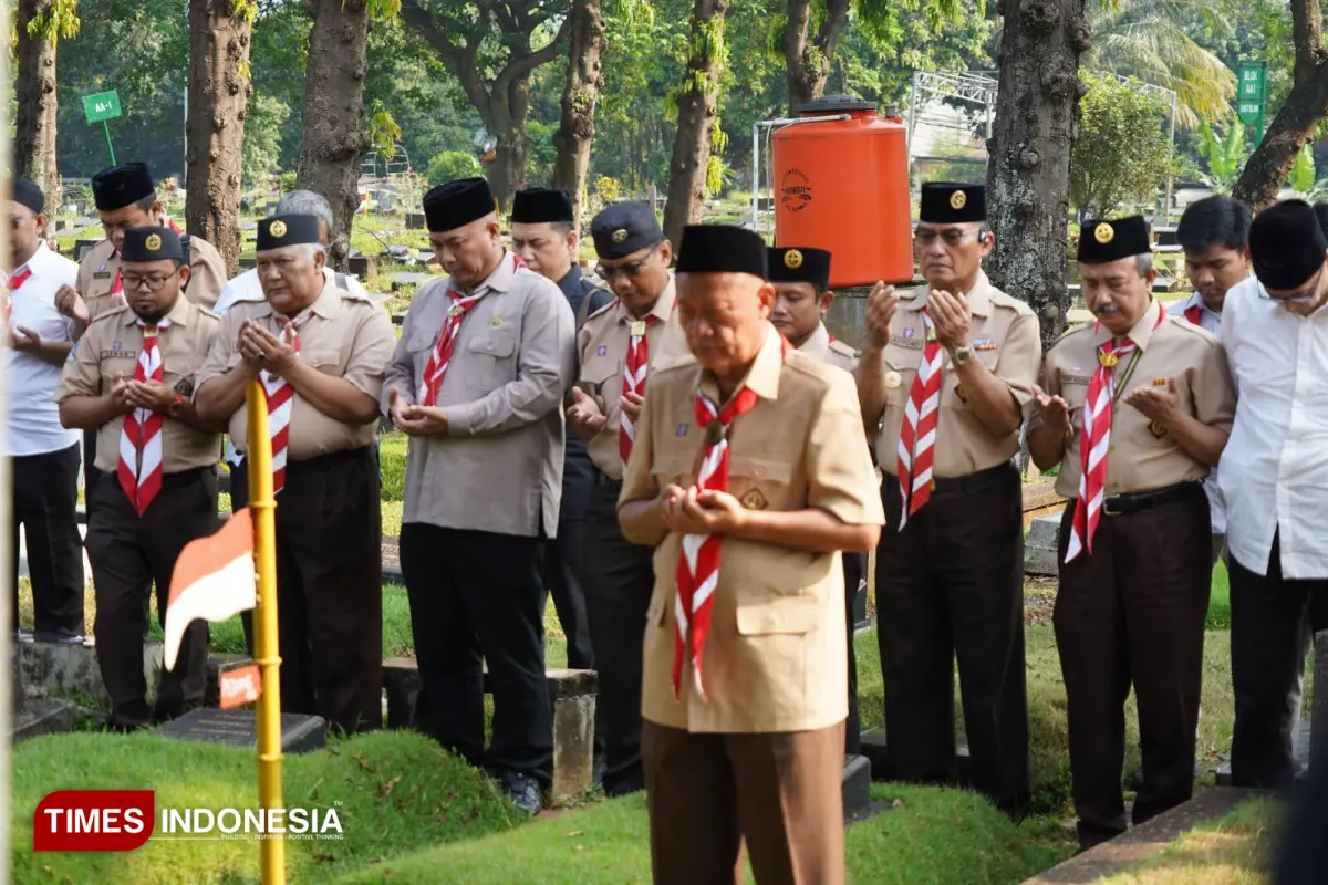 Ziarah di Pusara Husen Mutahar, Keluarga Besar Pramuka UNJ Perkuat Inisiasi Pengusulan Pahlawan Nasional