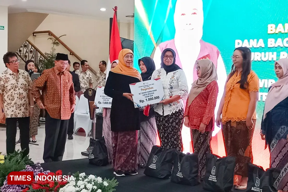 Hari Kartini, Gubernur Khofifah Salurkan BLT ke Ratusan Buruh Pabrik Rokok