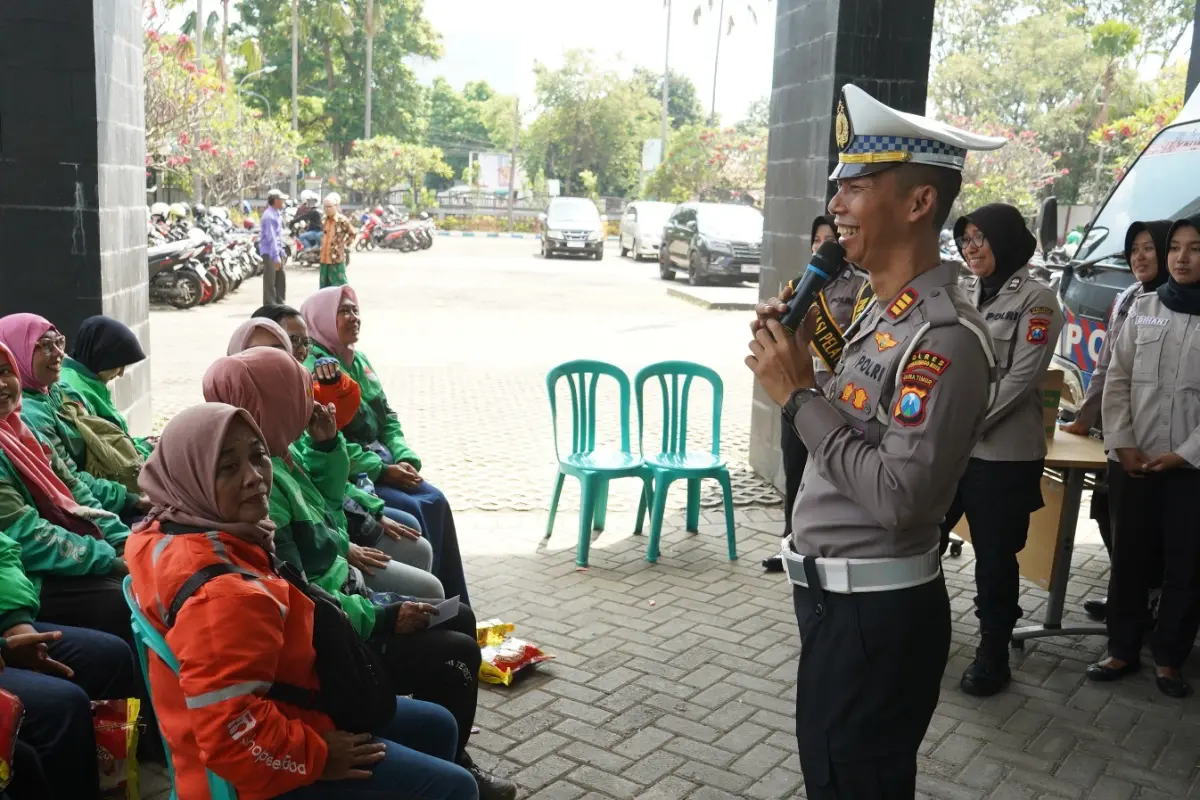 Kartini Jalanan: Ketika Ojek Perempuan Jadi Pengingat Emansipasi di Tengah Debu Probolinggo