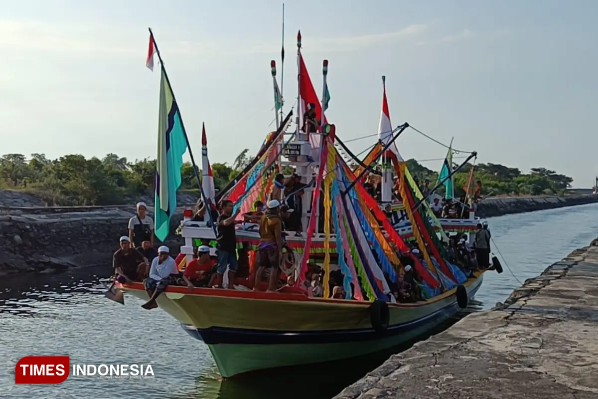 Ratusan Warga Gili Ketapang Probolinggo Iringi 12 Calon Haji dengan 15 Perahu Hias