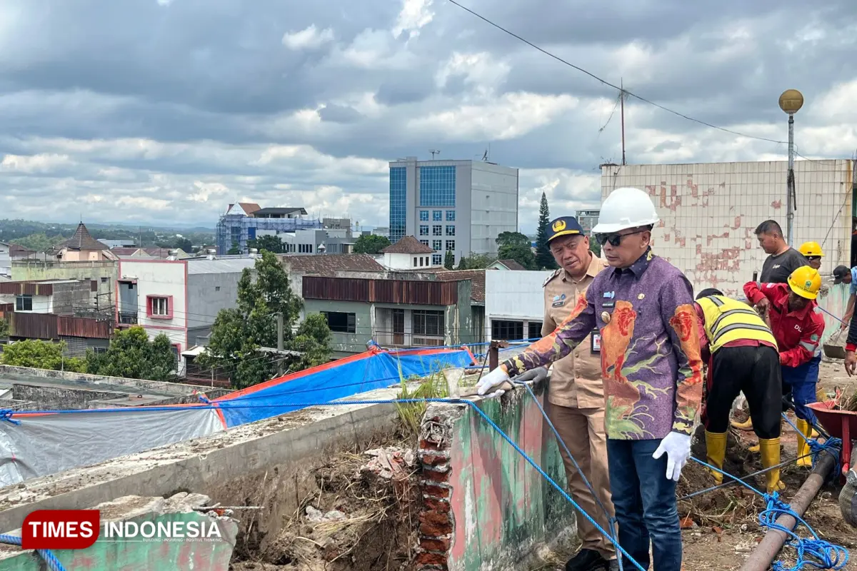 Pembongkaran pot dan tembok retak 2