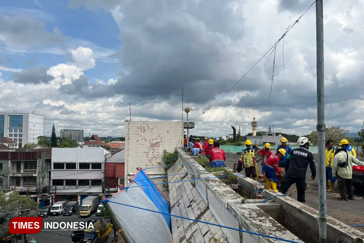 Pembongkaran pot dan tembok retak 3
