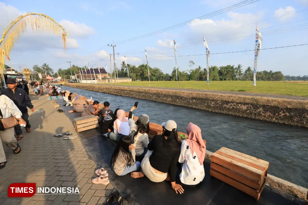 Pengunjung memadati pinggiran sungai Desa Sumbergondo