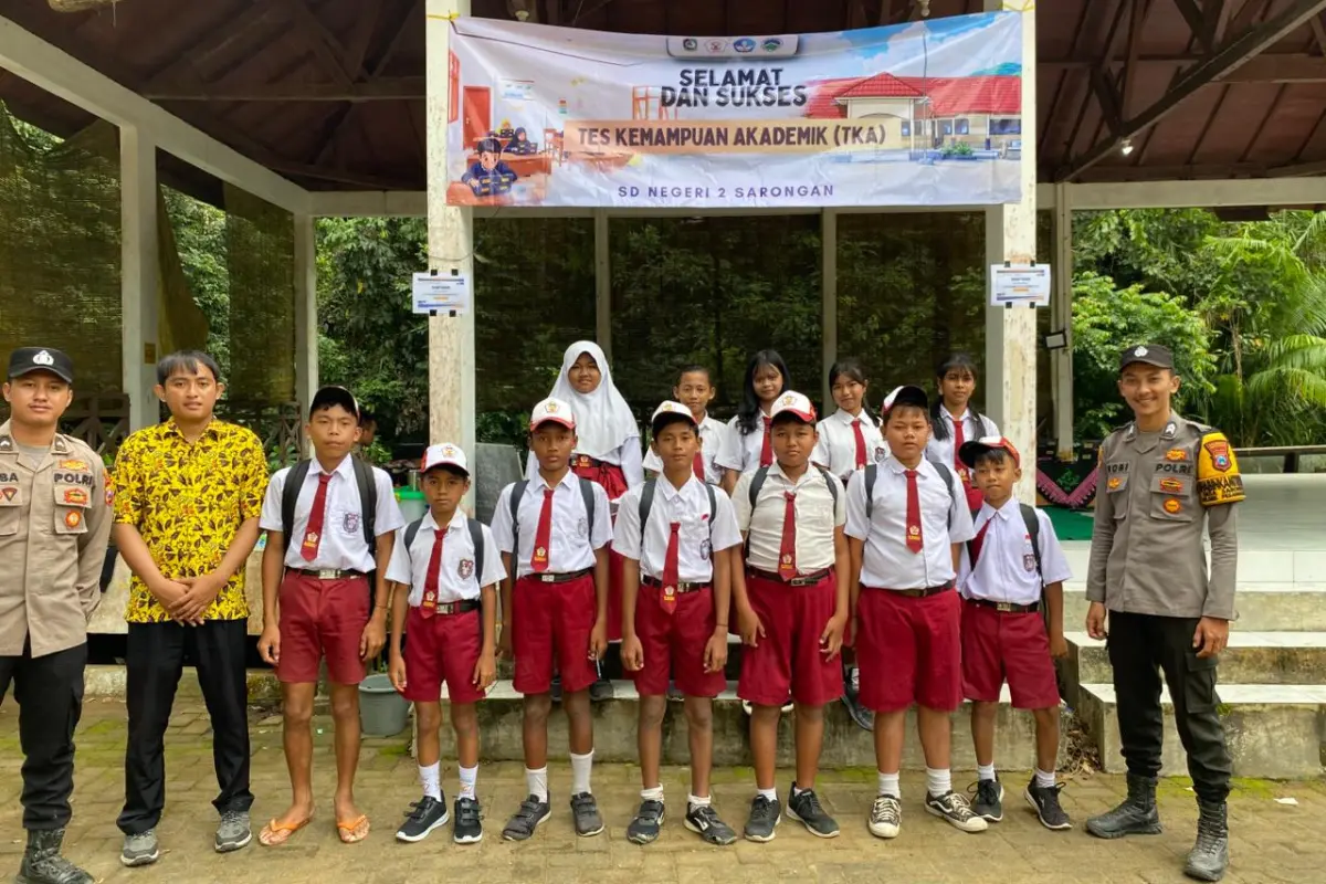 Aksi Polisi di Banyuwangi Kawal Siswa Pelosok ke Lokasi Ujian Daring