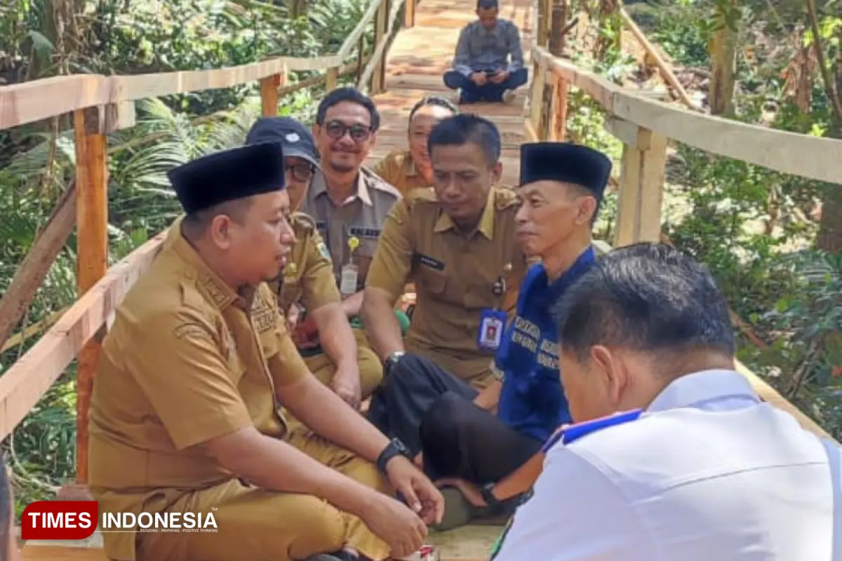 Wabup Bondowoso Tinjau Progres Jembatan Alternatif Sambil Ngobrol dengan Warga