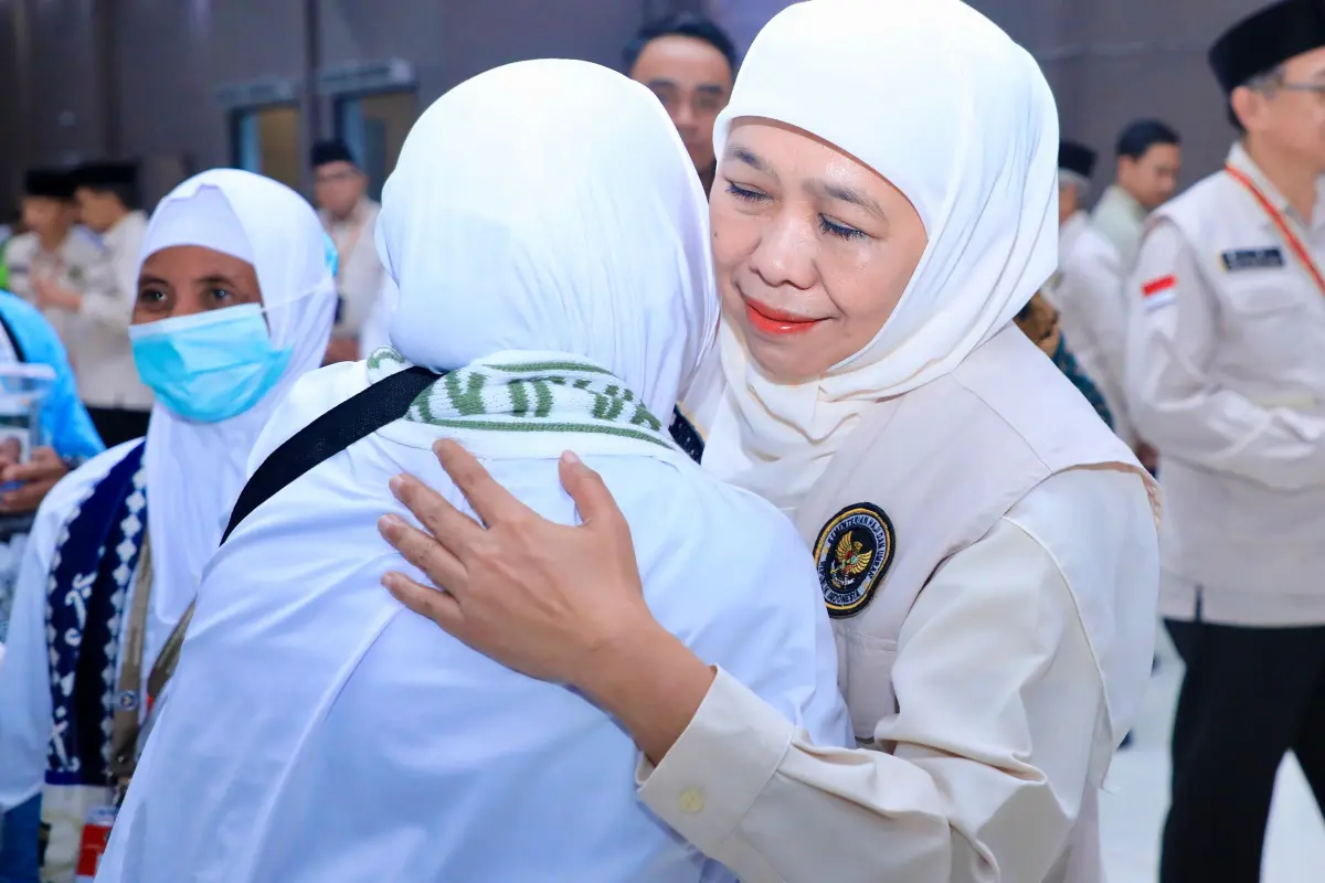 Gubernur Khofifah Lepas Kloter Pertama Embarkasi Surabaya, Pesan Jaga Kesehatan dan Kekhusyukan
