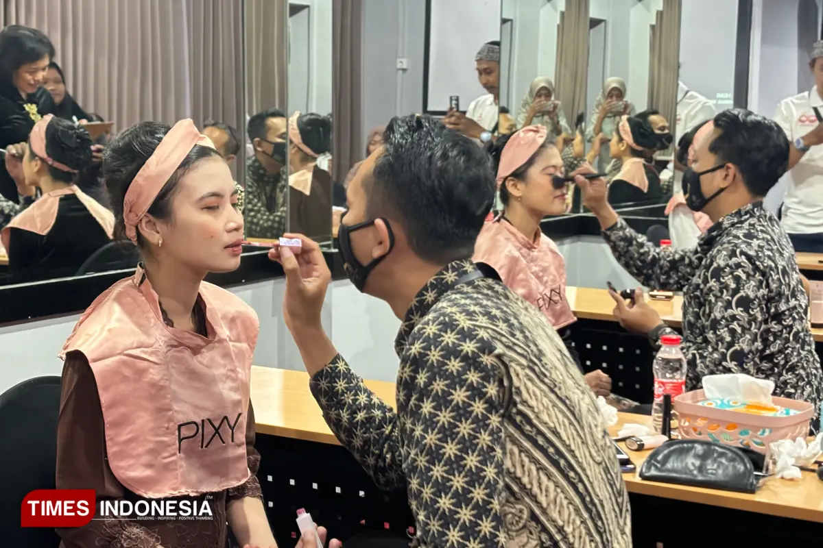Unik! Karyawan Pria Jadi MUA di Perayaan Hari Kartini Grand Darmo Suite Surabaya