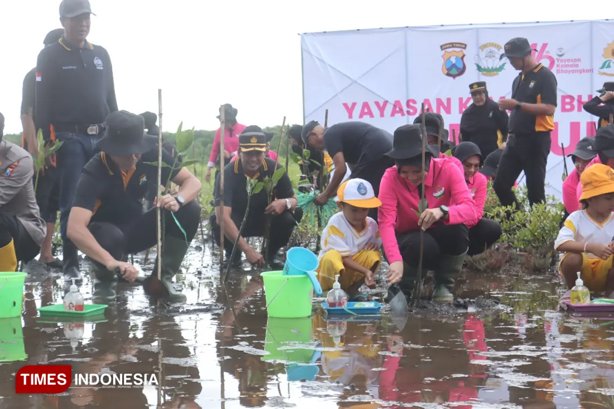 Menjaga Pesisir dari Abrasi, Polres Probolinggo Kota dan Bhayangkari Tanam Mangrove di Pantai Permata