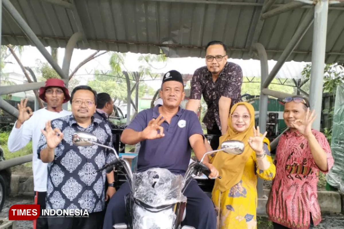 Apresiasi Tata Kelola Sampah, Pemkab Gresik Beri Motor Tiga Roda ke Randuboto