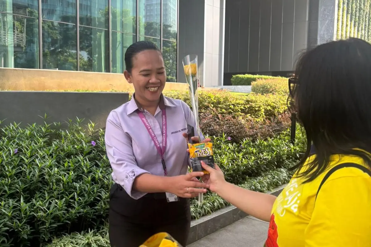 Kacang IYES Rayakan Hari Kartini, Bagikan 2.026 Tangkai Bunga dan Raih Rekor MURI