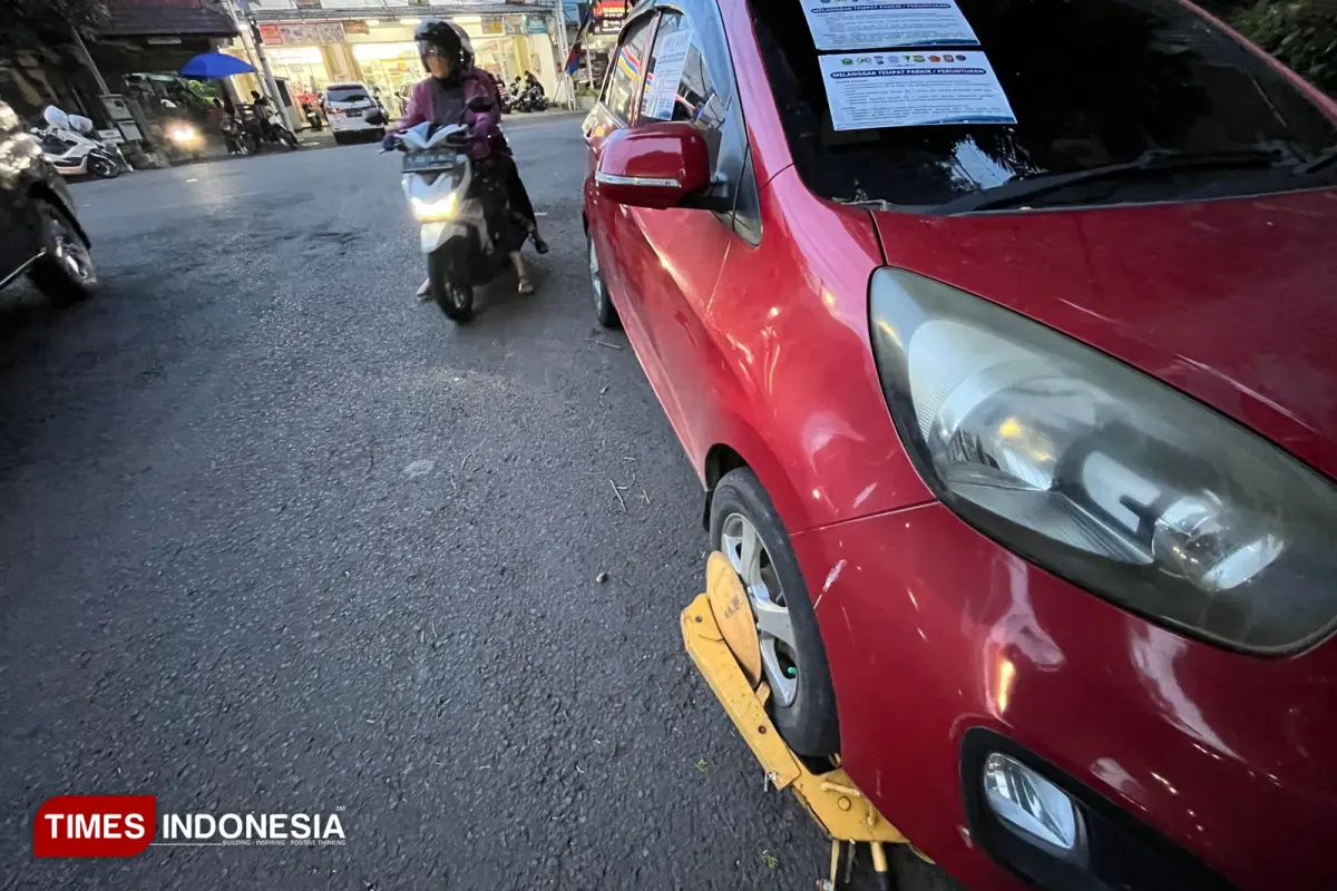 Jelang Denda Rp500 Ribu, Dishub Kota Malang Gembok Mobil Parkir Liar di Kawasan RSSA