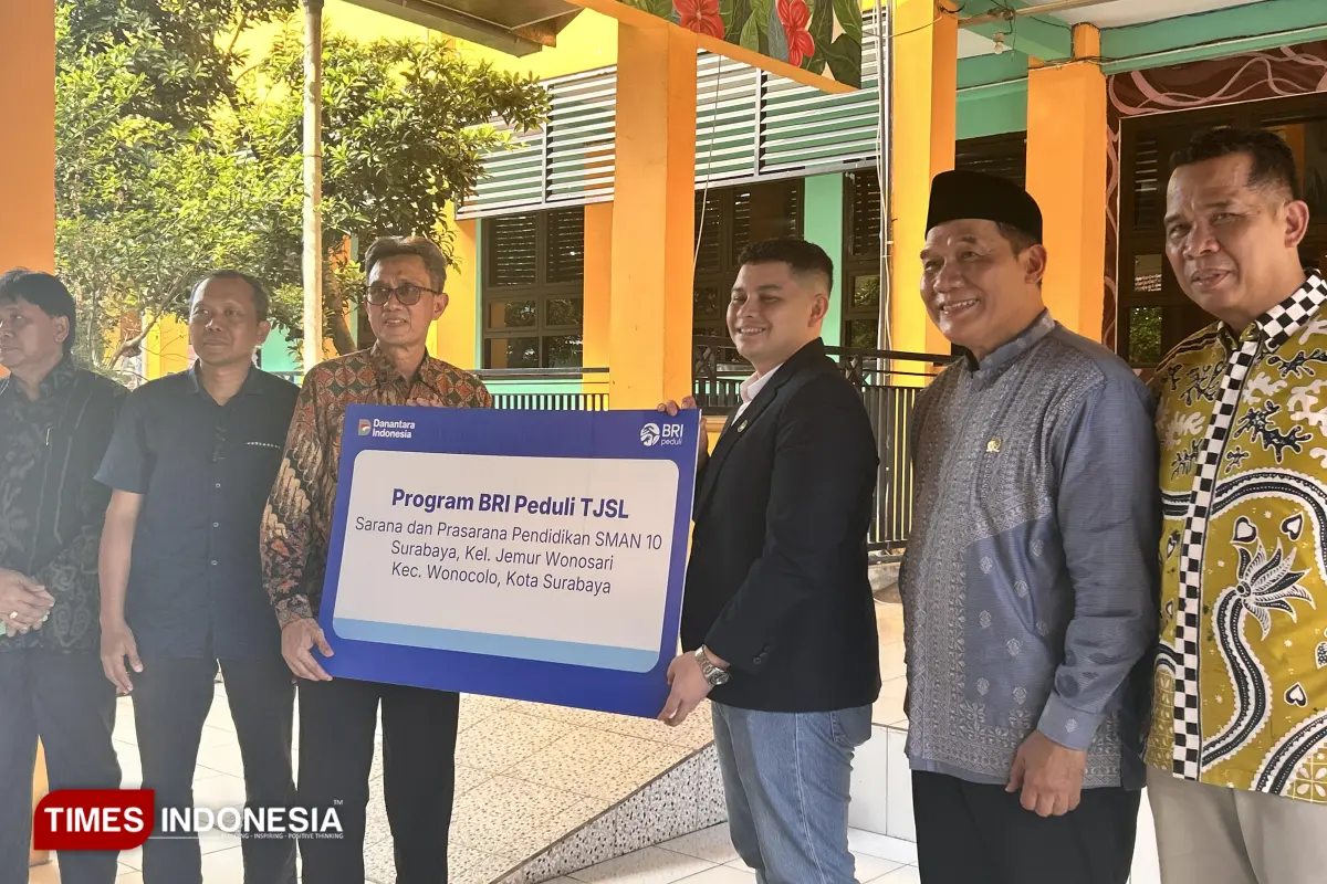 Bambang Haryo dan BRI Serahkan CSR Kanopi dan Pengecatan Lapangan di SMAN 10 Surabaya