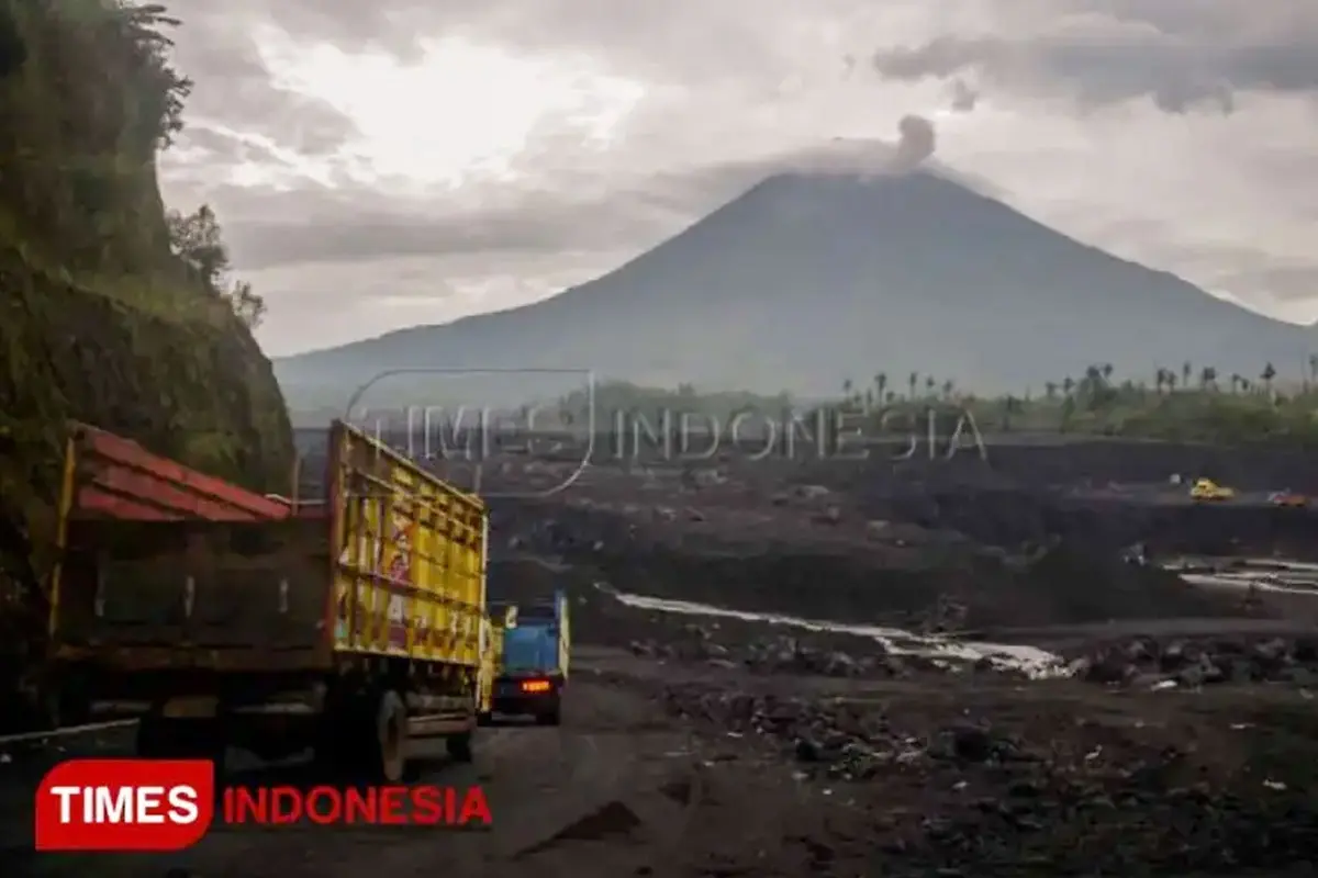 Gunung Semeru Erupsi Malam Ini, Awan Panas Meluncur 4,5 Kilometer ke Arah Barat