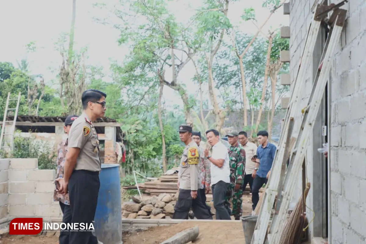 Kombes Pol. Rofiq meninjau rumah Samawi.
