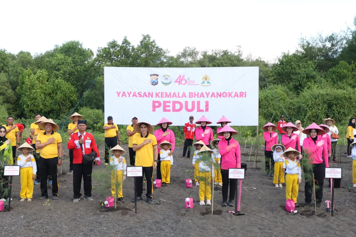 Rayakan HUT Yayasan Kemala Bhayangkari, Polresta Banyuwangi Ajak Anak-anak Hijaukan Pantai Cemara