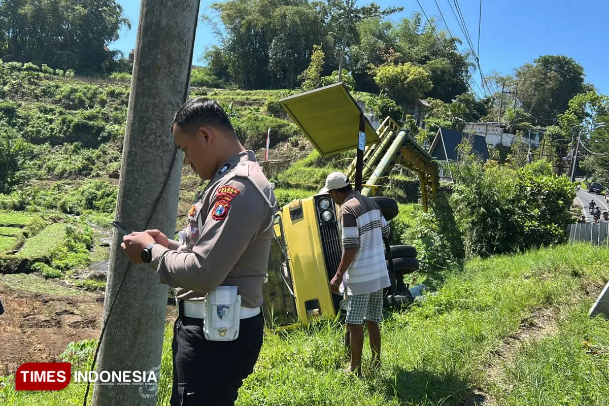 Truk Muatan Berat Gagal Menanjak hingga Masuk Jurang di Kota Batu