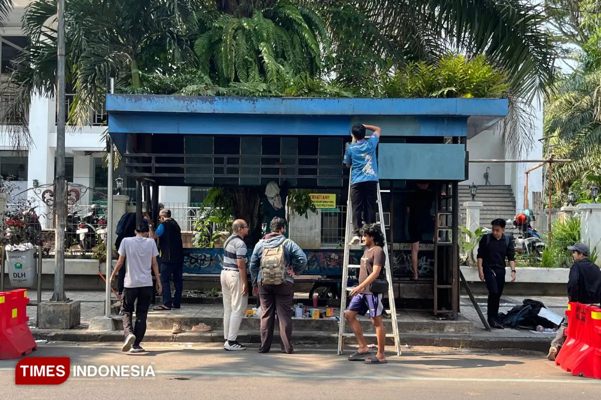 Geram Tak Ada Perbaikan, Wahyu dan Komunitas Cat Ulang Halte Trans Jatim di Veteran Kota Malang