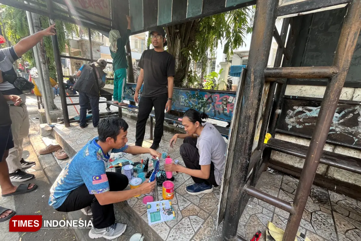 memperbaiki dan mengecat ulang Halte Veteran 2 Kota Malang