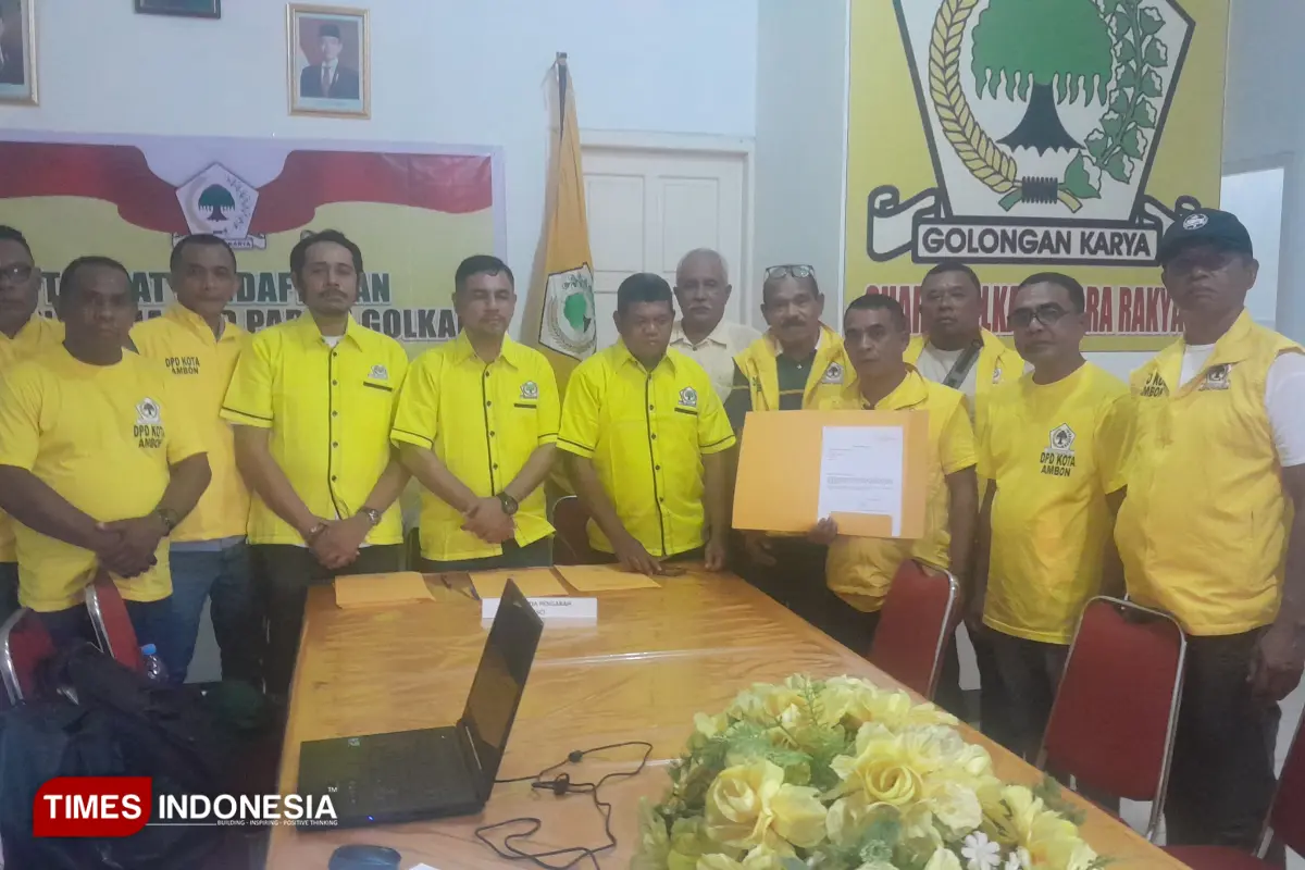 Tim Pemenangan Steven Risakota Resmi Ambil Formulir Calon Ketua Golkar Ambon