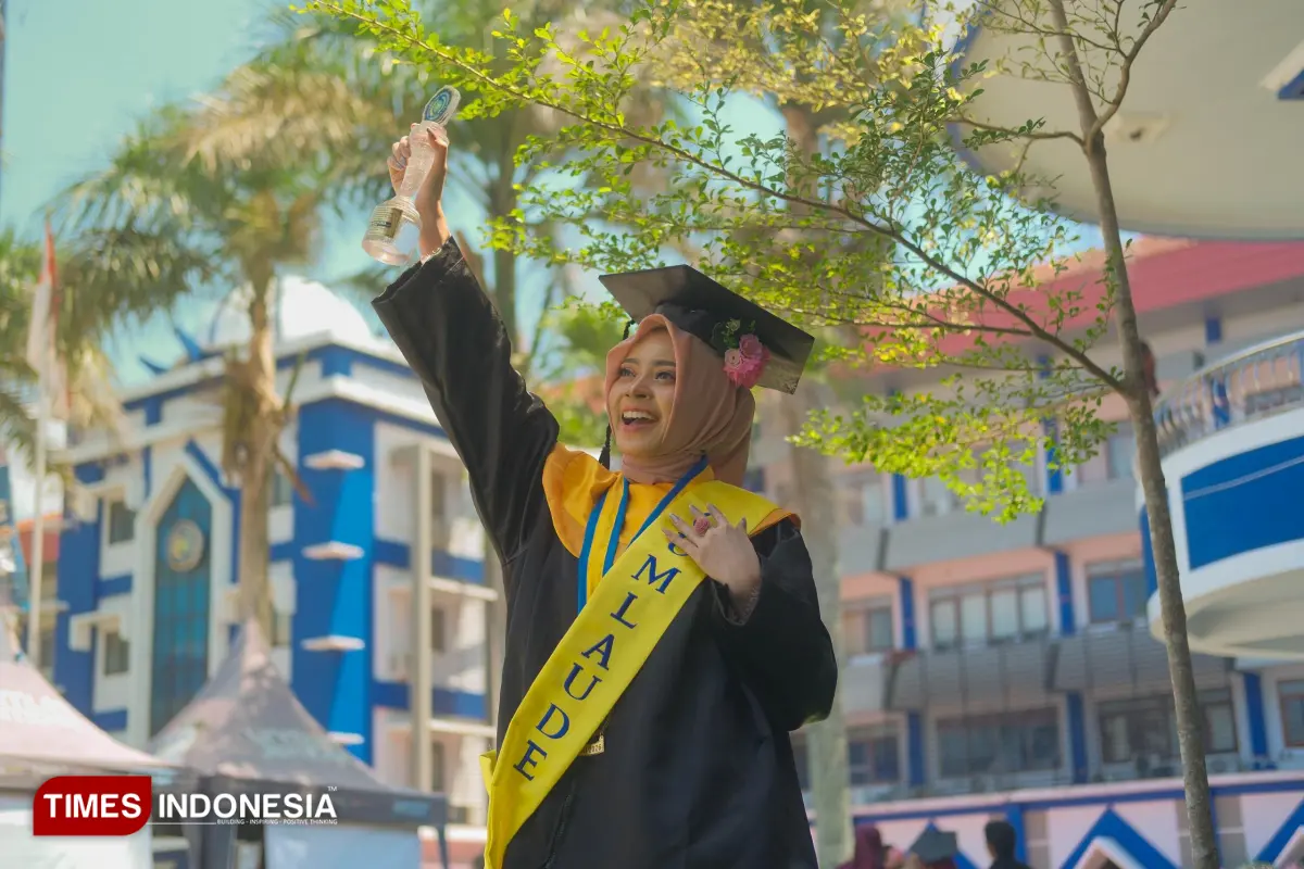 Toga Sempurna untuk Ayah Ibu di Surga, Kisah Haru Tria Fenda Wisudawati Dengan IPK 3,99 Unmuh Jember