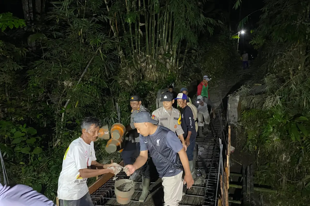 Polisi dan Warga Tandang Bareng, Bangun Jembatan Merah Putih di Sempu Banyuwangi