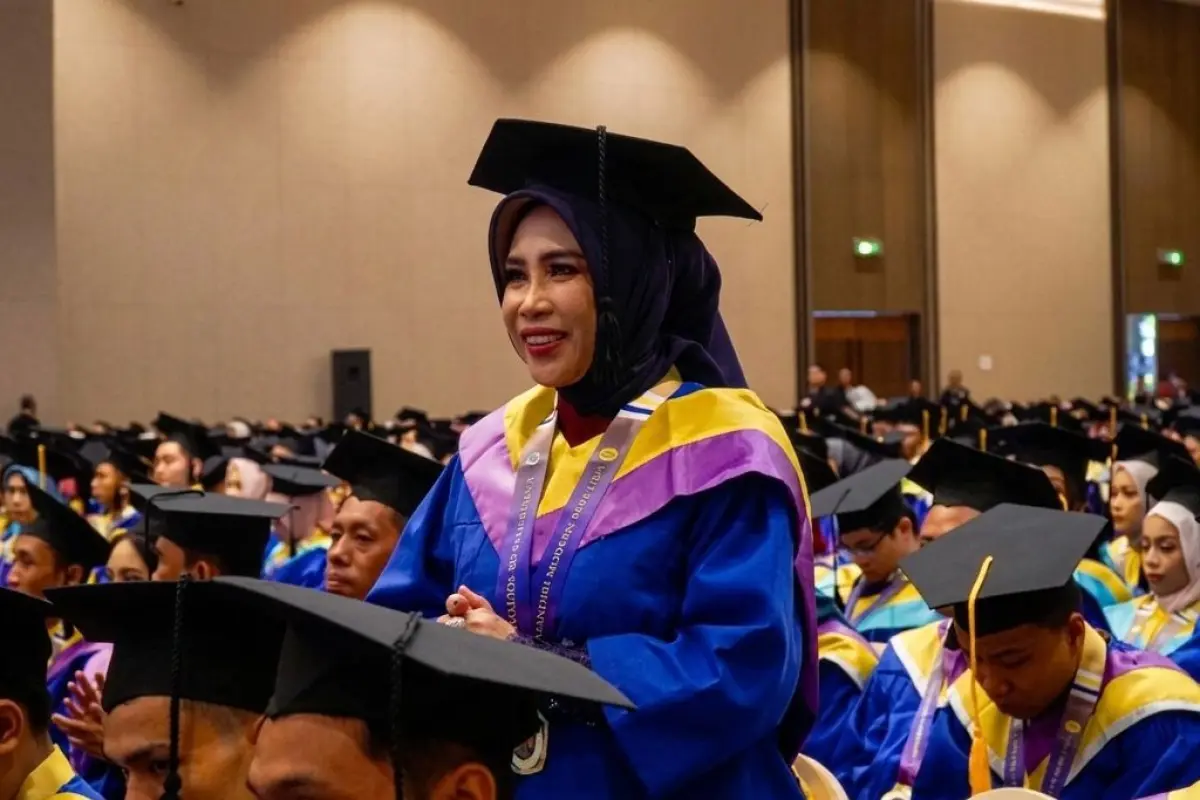Wabup Sidoarjo Mimik Idayana Raih Gelar Sarjana Administrasi Negara di Unitomo