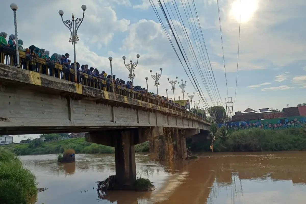 Peringati Hari Bumi, Pertamina Patra Niaga FT Madiun Tuang Ratusan Liter Eco-Enzyme di Bengawan Solo