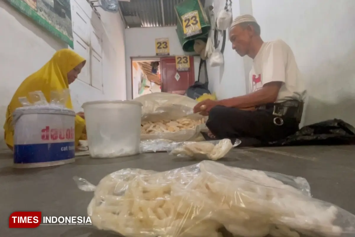 Perjuangan Sutaji, Penjual Kerupuk Keliling di Jombang, Wujudkan Impian Haji di Usia Senja