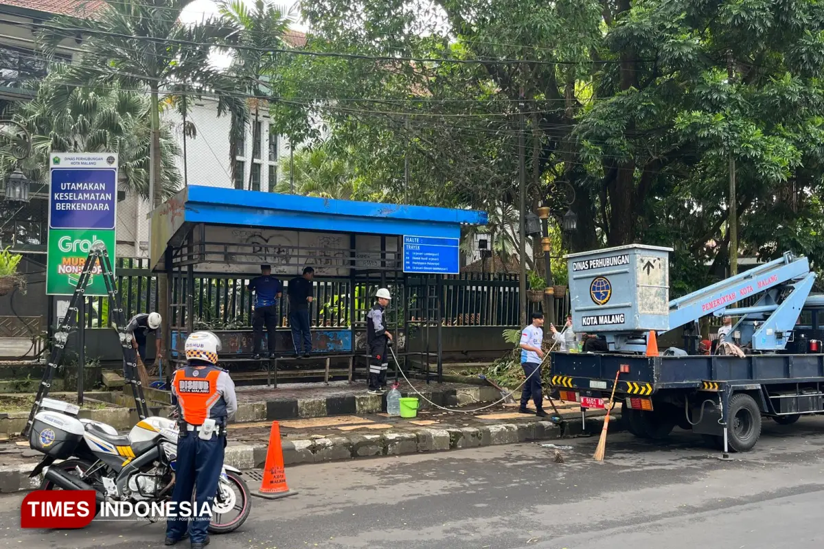 Dishub Kota Malang Bersih-Bersih Halte Tanpa Anggaran