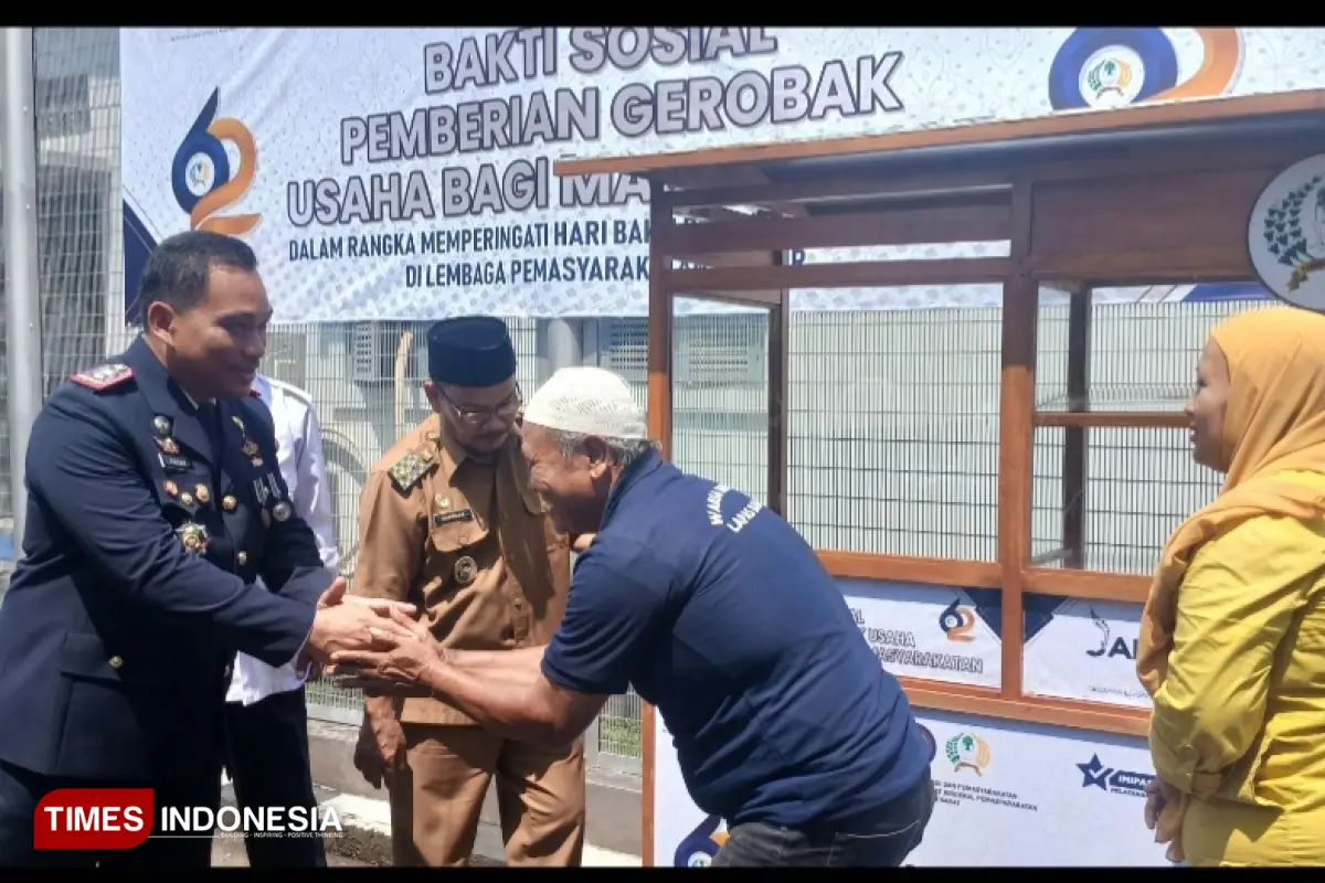 HBP ke-62: Lapas Banjar Salurkan Bantuan UMKM Warga Binaan dan Fasilitasi Rekam E-KTP