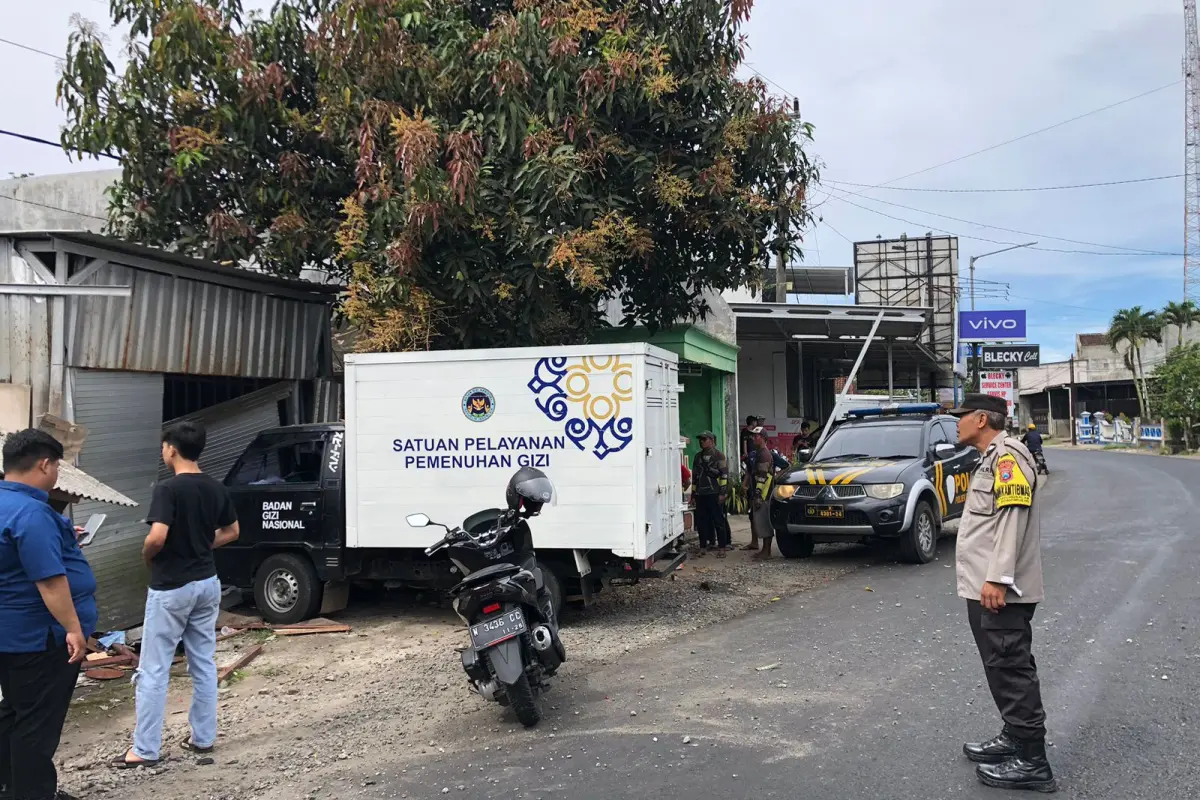 Mobil Boks SPPG Tabrak Tiga Rumah di Donomulyo Malang, Kerugian Capai Rp18 Juta