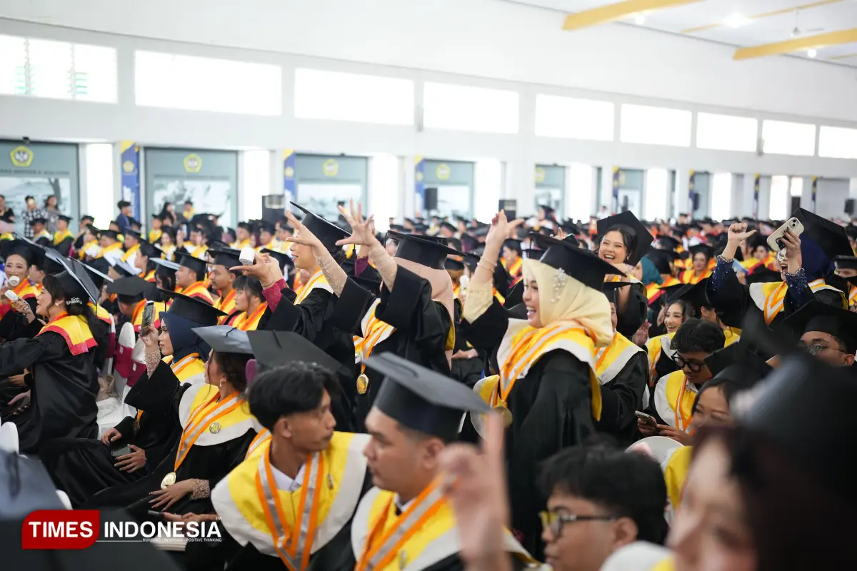 UNMER Malang Kukuhkan 690 Wisudawan di Hari Pertama Wisuda Semester Ganjil 2025/2026