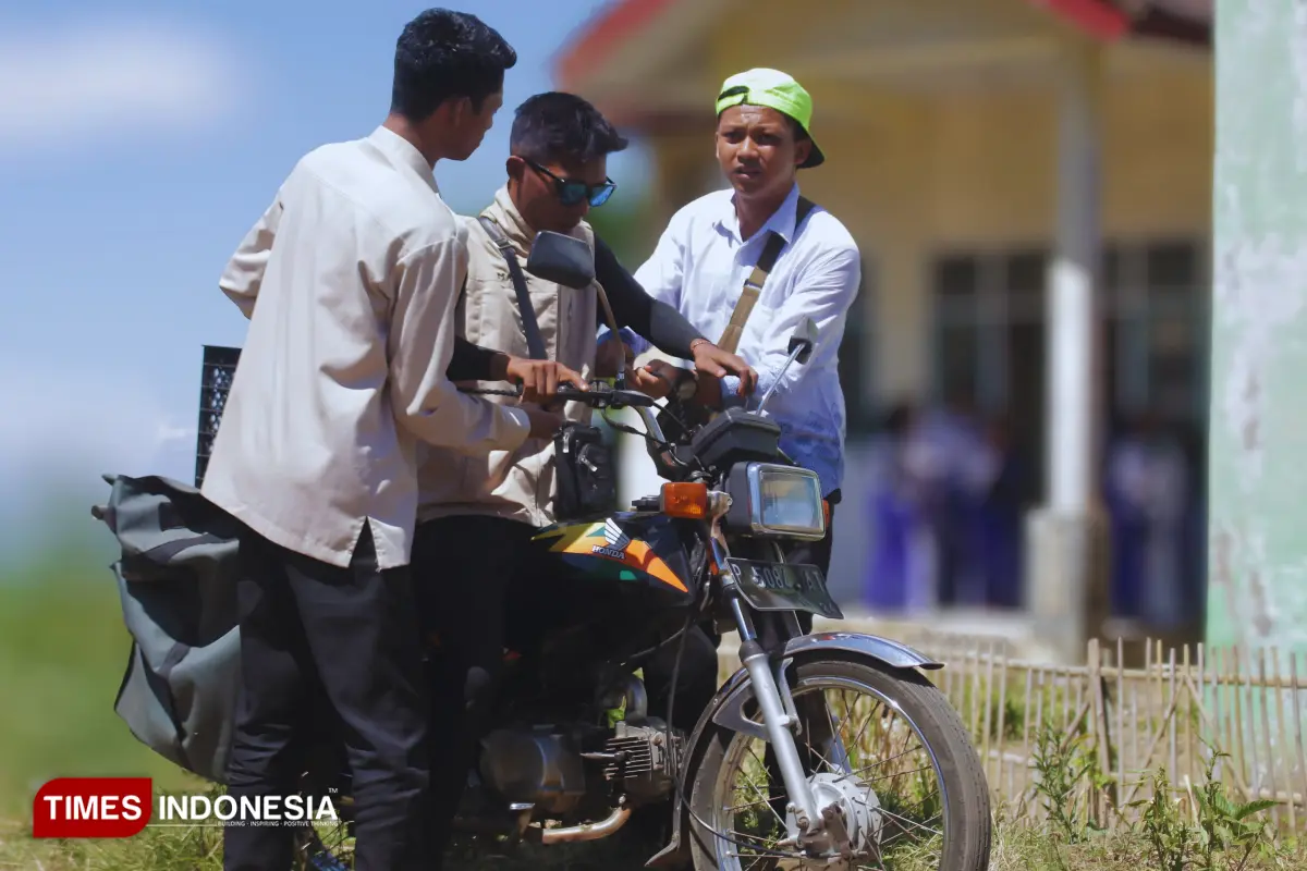 Kisah Malik, Pengantar MBG ke Sekolah Terpencil di Bondowoso Tempuh Jalur Ekstrem