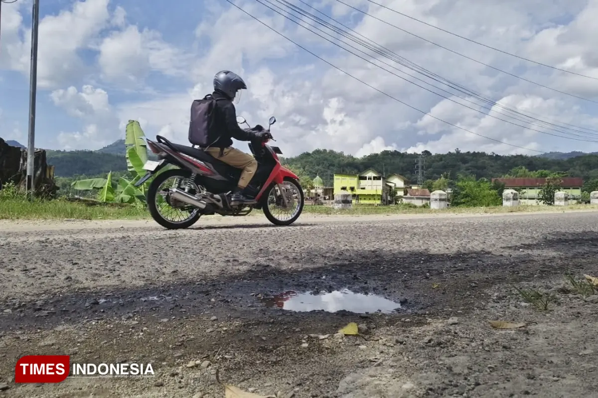 Kondisi jalan kabupaten yang berada 2