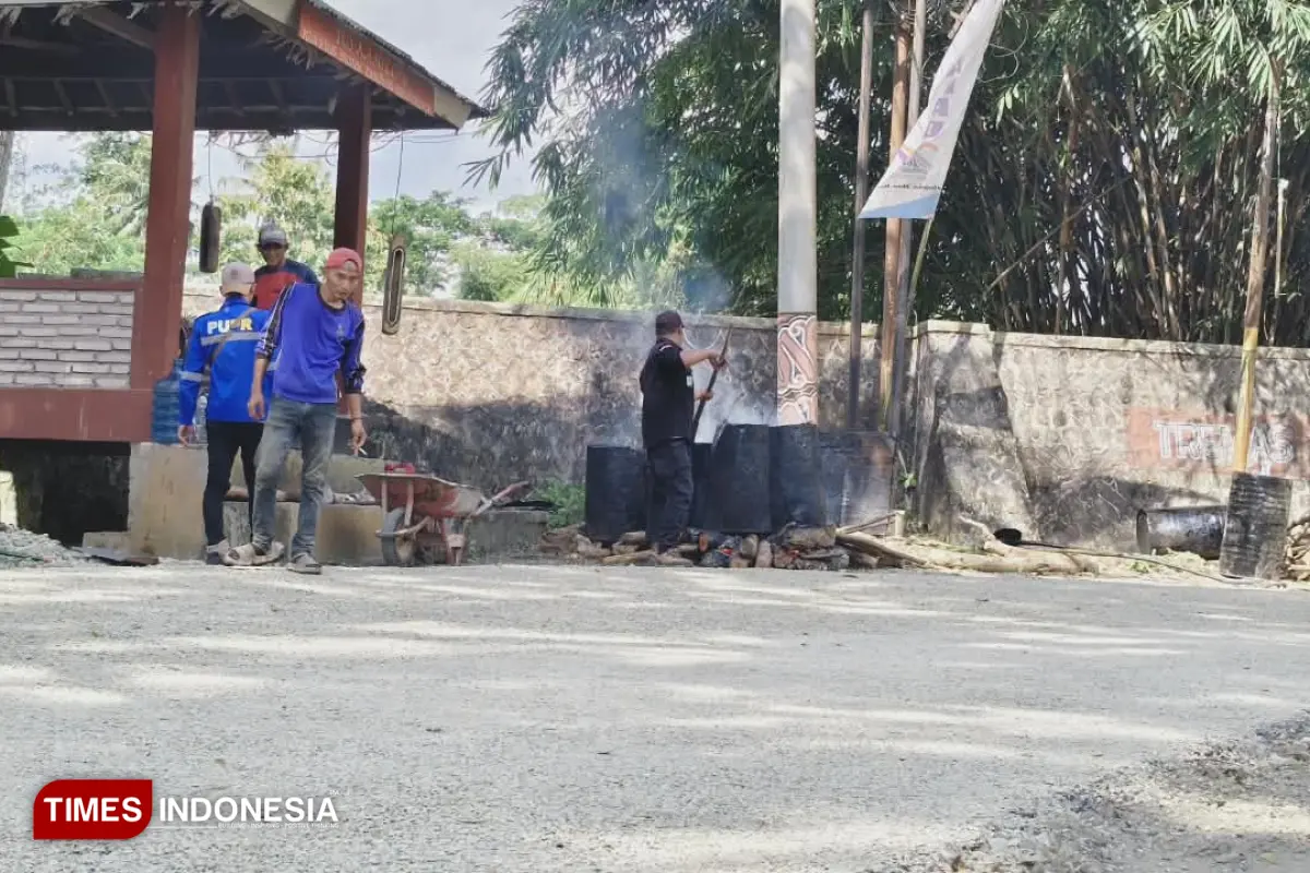 Sudah Lama Rusak, Jalan Kabupaten di Pondok Tremas Pacitan Baru Disentuh Jelang Kedatangan Gibran