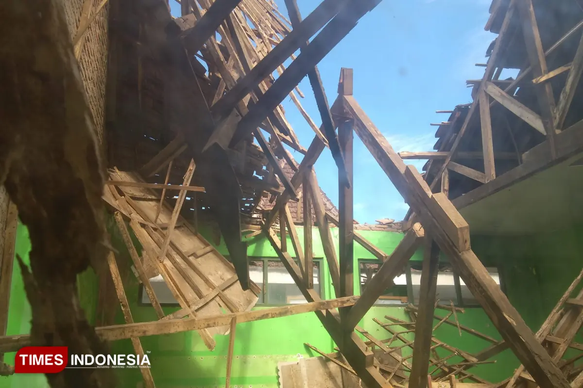Ruang Kelas SD di Bondowoso Ambruk, Pemda Tak Bisa Berbuat karena Efisiensi