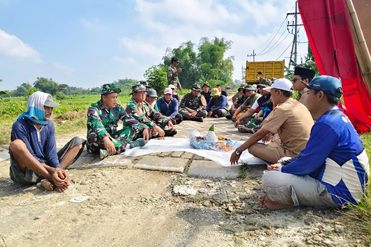 TMMD 128 Gresik Dimulai dengan Selamatan, Tradisi Guyub Awali Pembangunan Jalan Desa Slempit