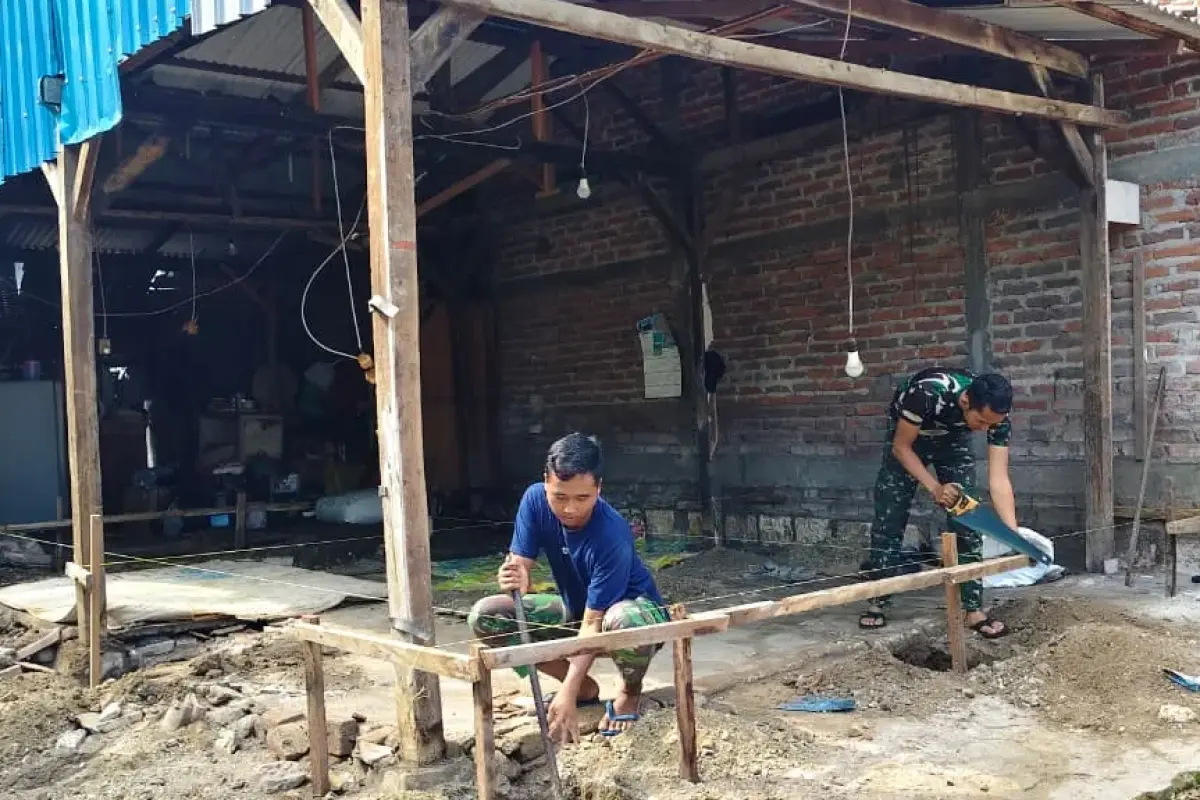 TMMD Ke-128 Kodim 0817 Gresik Rehab Rumah Ibu Eka Irawati di Desa Slempit