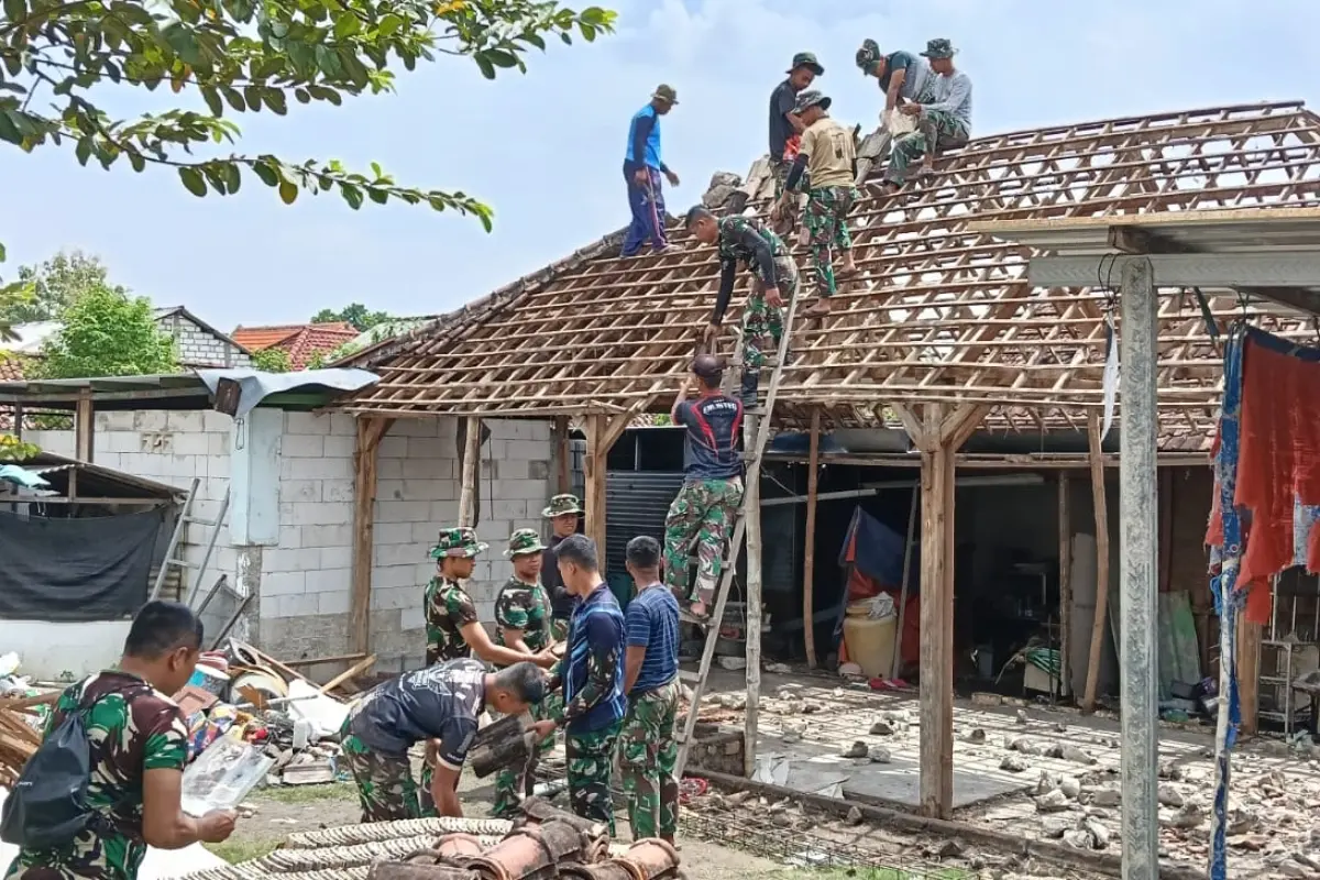 Satgas TMMD Ke-128 Tunjukkan Kekompakan dalam Rehab RTLH Warga Desa Slempit