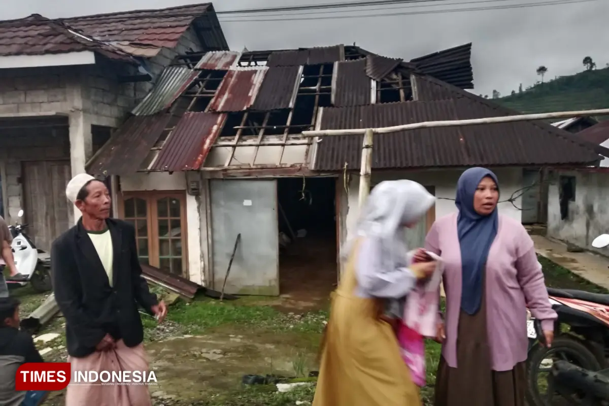 Angin Puting Beliung Landa Dusun Kalideres Banjarnegara, 20 Rumah Rusak