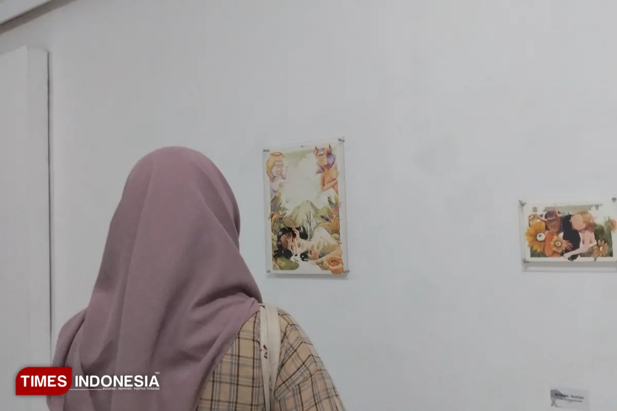 Pengunjung tampak memperhatikan karya Adhi Cahyo