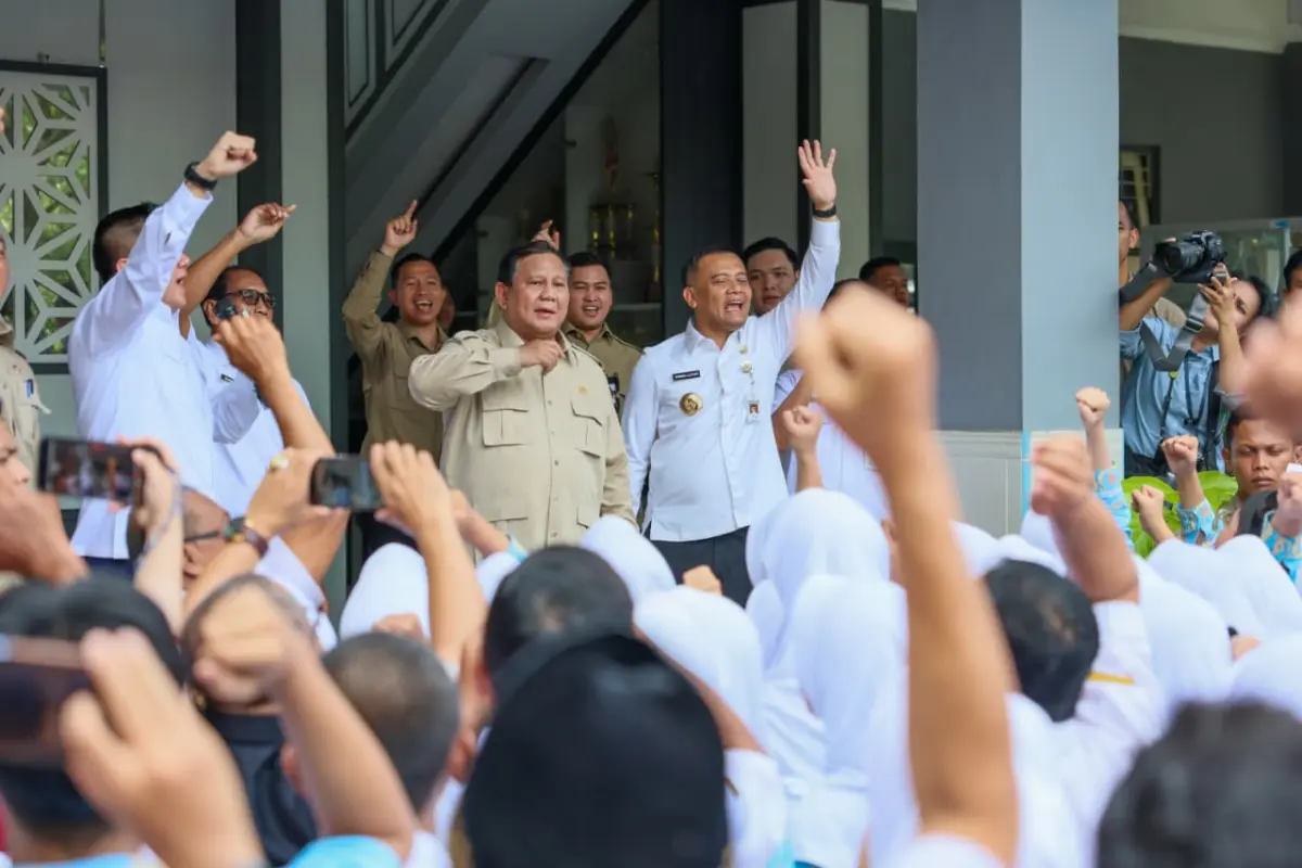 Presiden Prabowo dan Ahmad Luthfi Tinjau Program Makan Bergizi Gratis di Cilacap