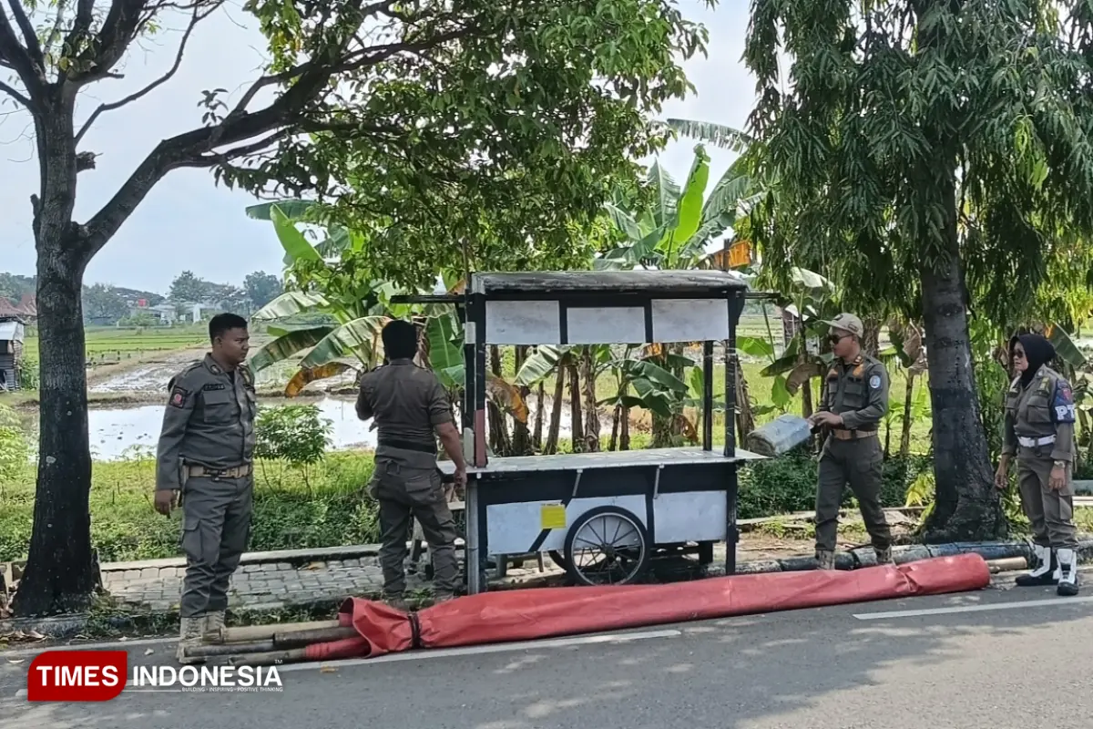 Abaikan Teguran, Satpol PP Ponorogo Bongkar Paksa Lapak PKL