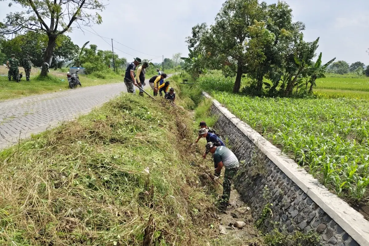 TMMD 128 Gresik Bangun Solidaritas Warga lewat Kerja Bakti Irigasi Desa