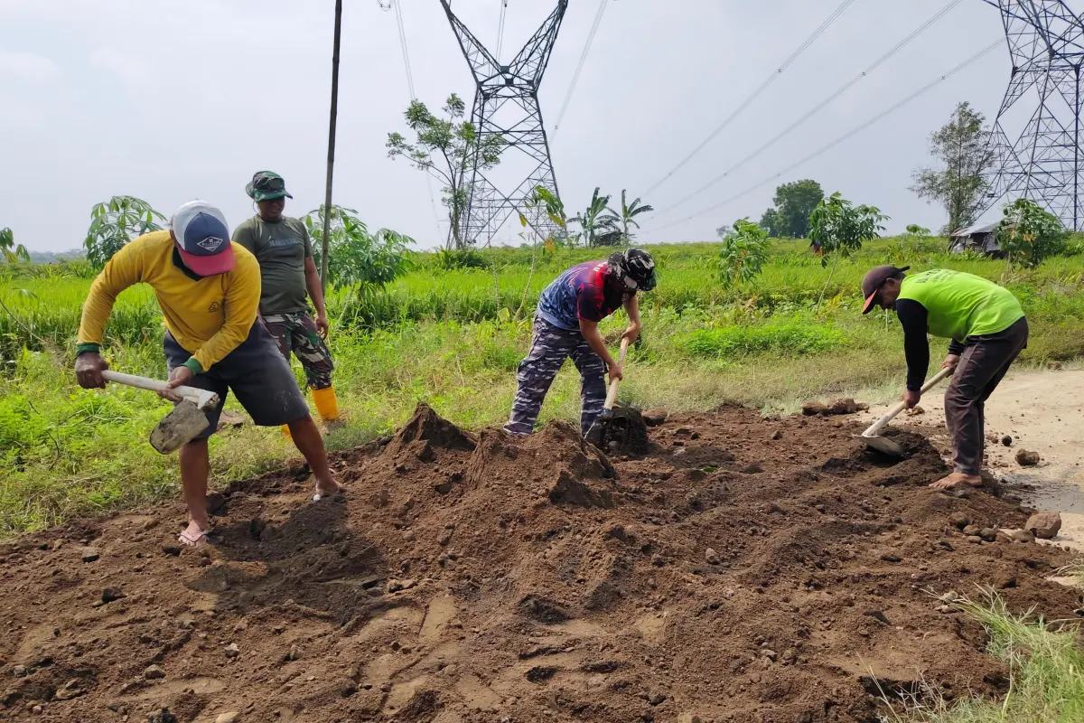 TMMD 128 Gresik Hidupkan Gotong Royong Warga Desa Slempit Bersama TNI