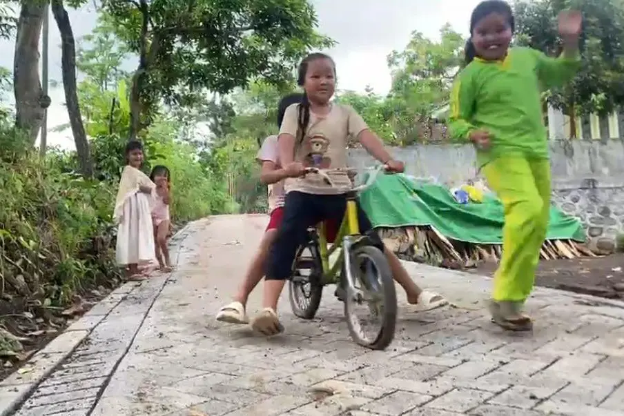 TMMD 128 Probolinggo Tuntaskan Pavingisasi, Jalan Baru di Brabe Jadi Ruang Aman Anak